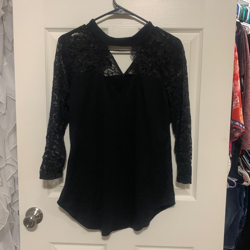 Black keyhole front lace sleeve